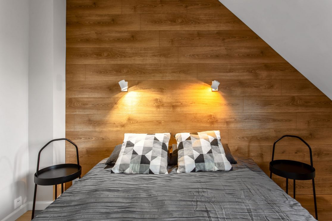 sypialnia w apartamencie na poddaszu - projekt i wykończenie pod klucz