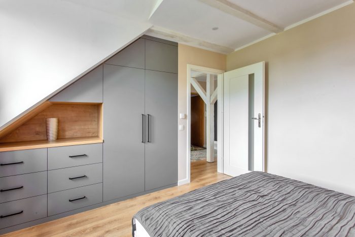sypialnia w apartamencie na poddaszu- aranżacja, projekt i wykończenie