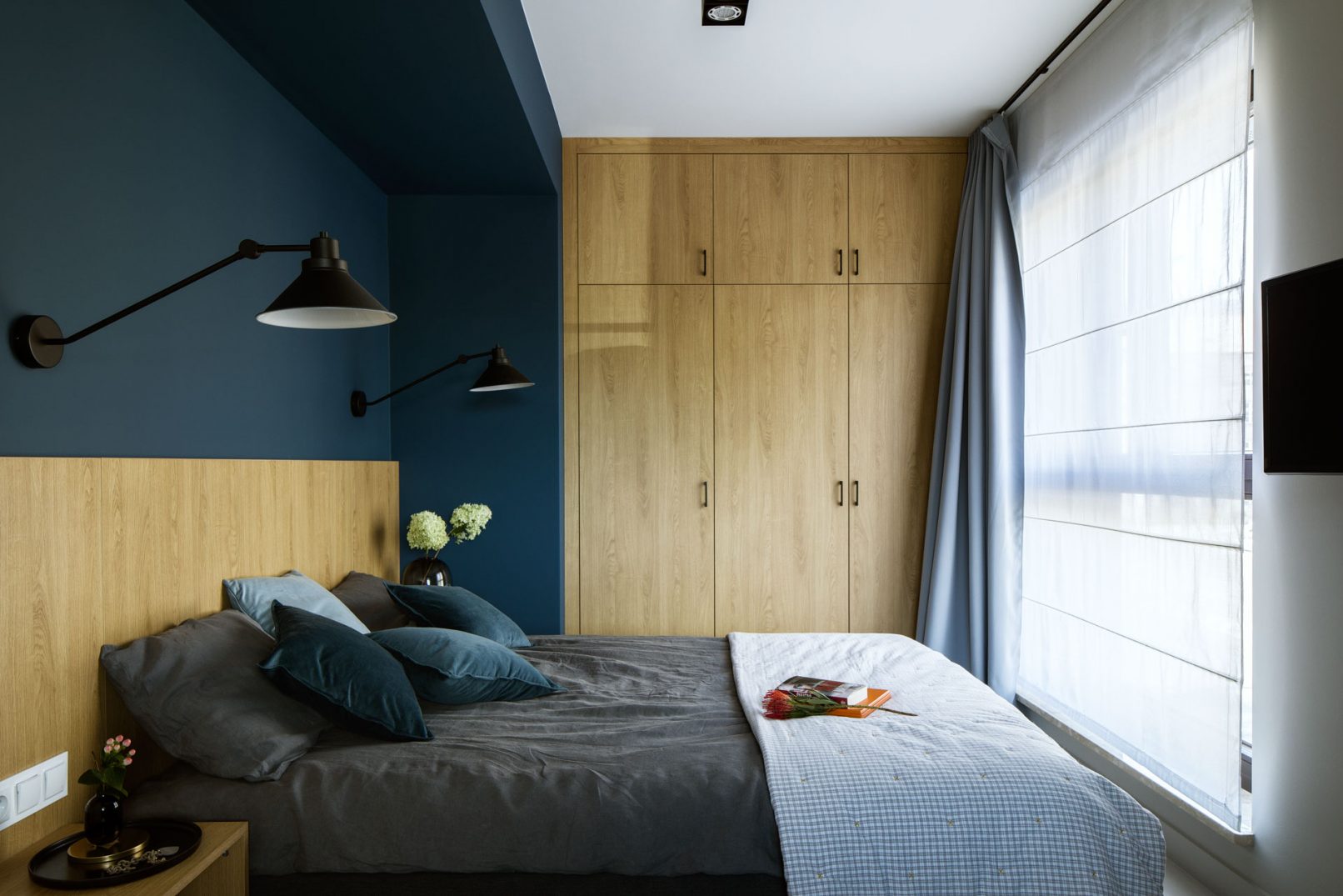 sypialnia w granatowej barwie - aranżacja, projekt i wykończenie
