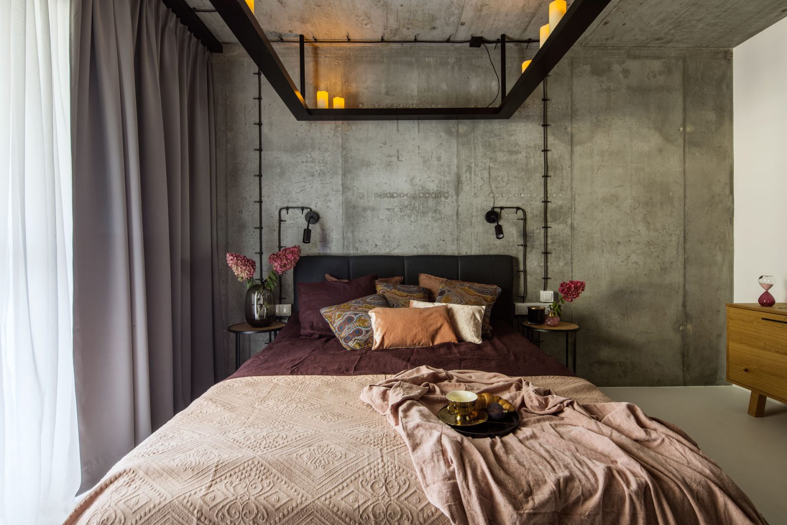 loftowa sypialnia w mikroapartamencie na wynajem, projekt i wykończenie, Warszawa