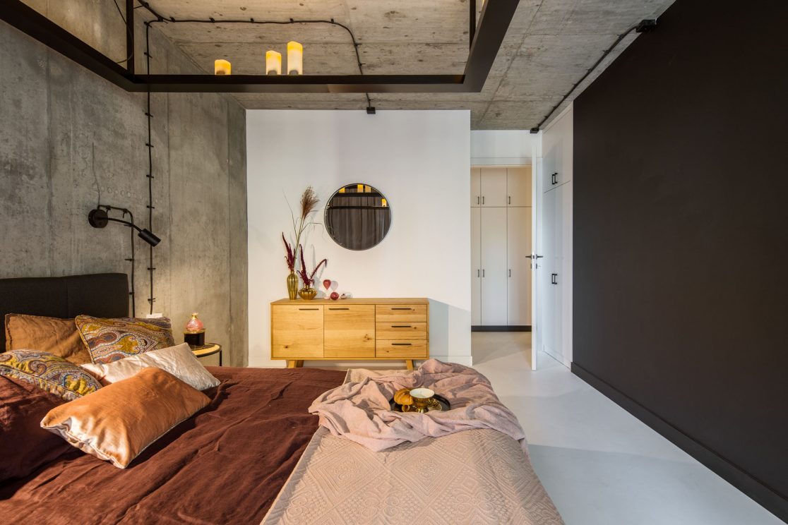 loftowa sypialnia w mikroapartamencie na wynajem, projekt i wykończenie pod klucz