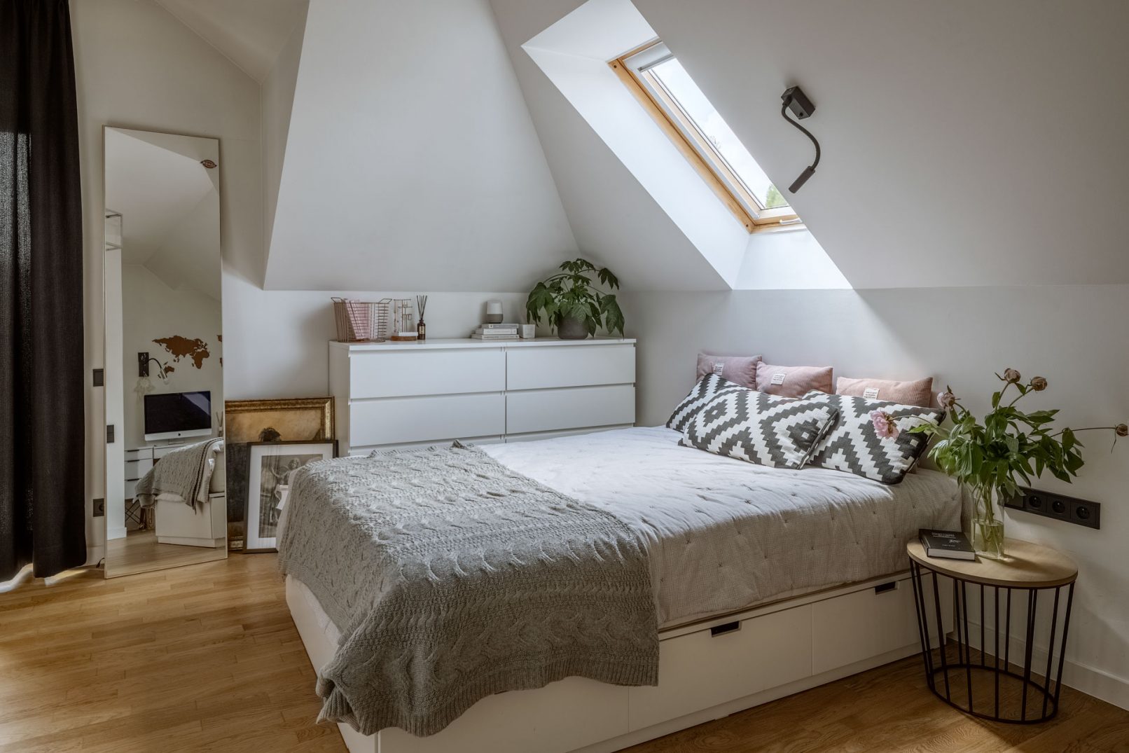 sypialnia na poddaszu- aranżacja, projekt i wykończenie