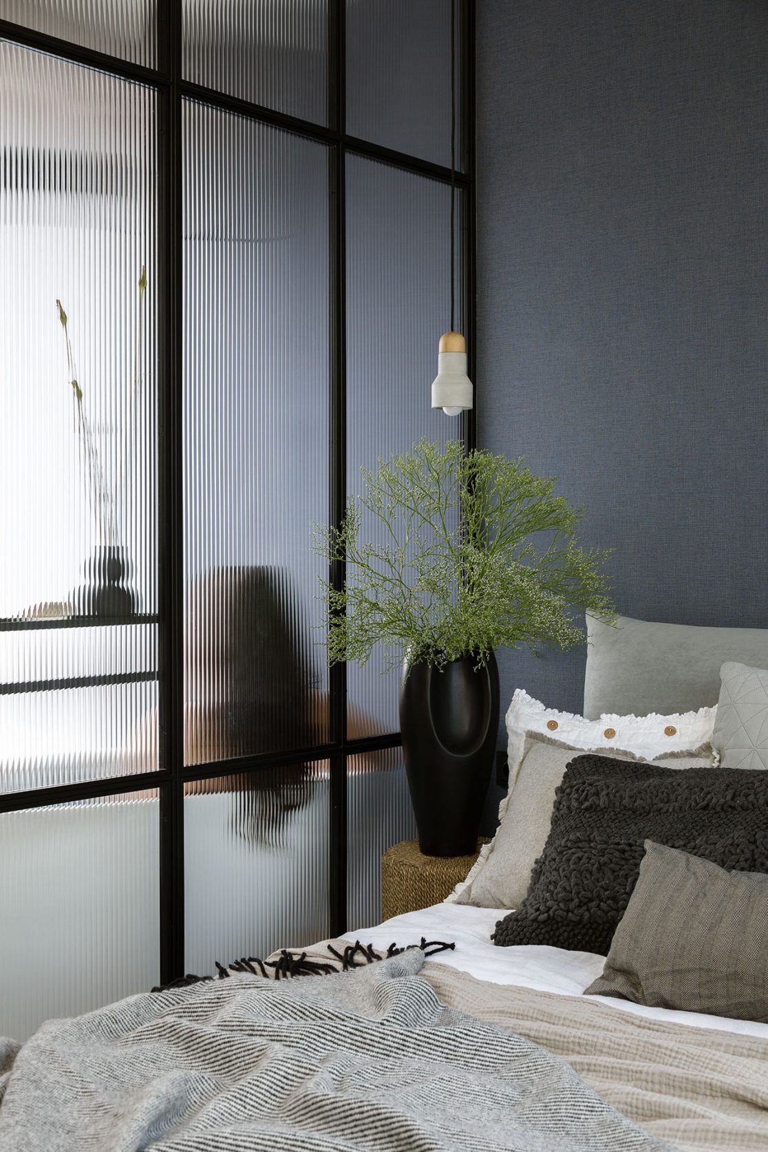 sypialnia zaaranżowana elegancko i nowocześnie, projekt i wykończenie